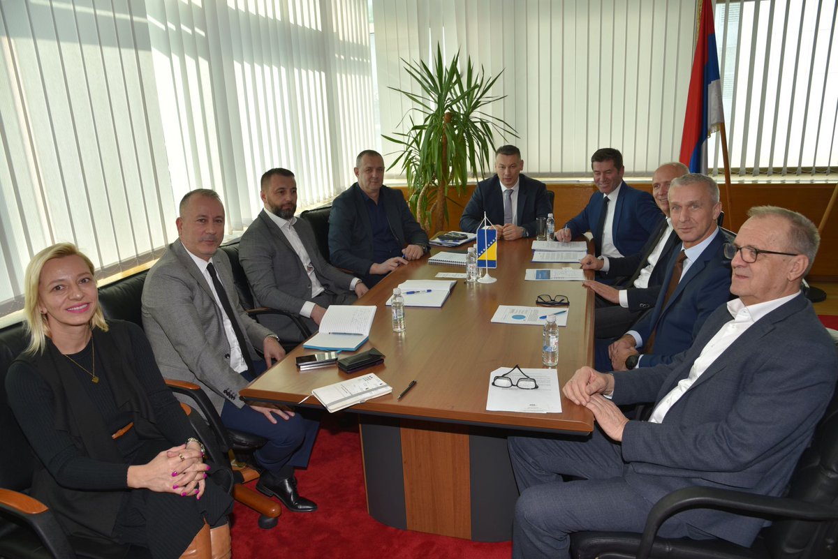 MSBosnia's tweet photo. Ministar Nenad Nešić razgovarao je o regionalnoj bezbjednosnoj saradnji političkim direktorom @rccint  Amerom Kapetanovićem i šefom Sekretarijata @WBIISG Agronom Sojatijem i ekspertima projekta. U razgovorima je učestvovao i direktor DKPT Mirsad Vilić. https://t.co/NkSlA4DsSN