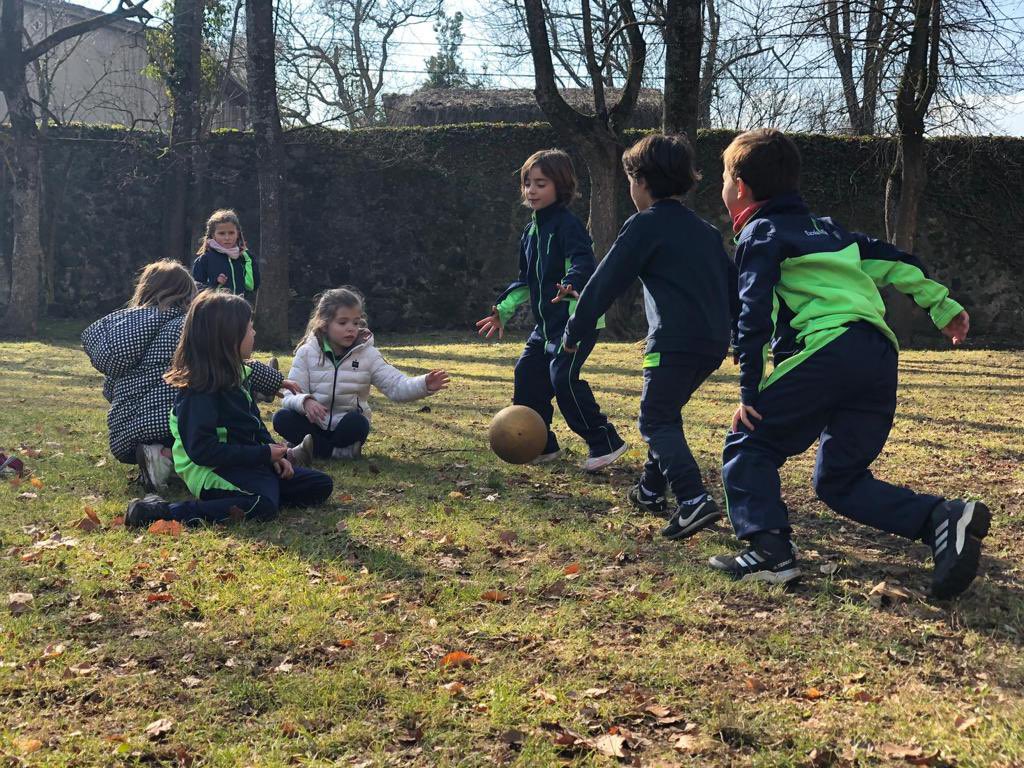 EpiaOlot's tweet image. DIJOUS LLARDER 3/7
Avui hem gaudit del Dijous Llarder al Parc Nou. Ens han acompanyat els alumnes de Cicles Formatius amb jocs molt divertits. Hem trobat les pistes que ens ha deixat el Rei Carnestoltes🎭
#etapa3/7
#dijousllarder
#FPOLOT
