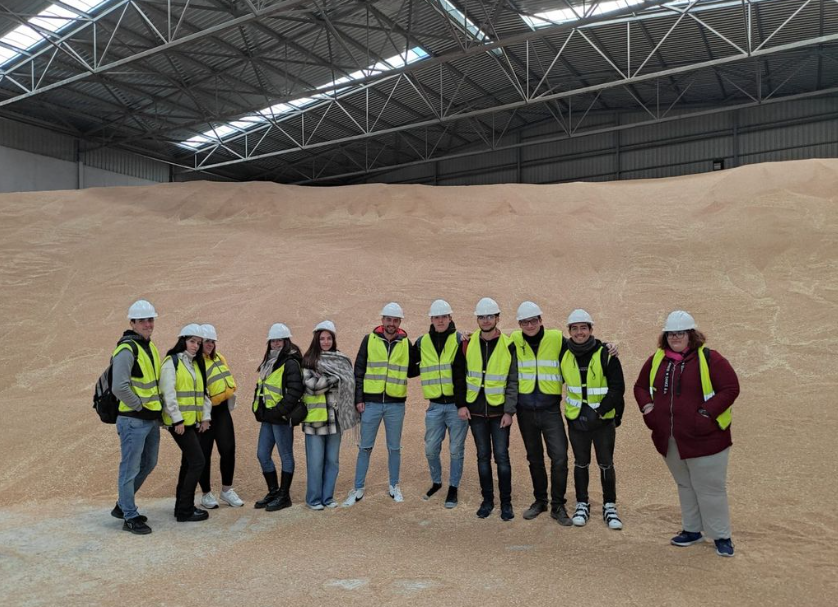 IPEPSevilla's tweet photo. El alumnado de Economía de 1º de Bachillerato presencial ha visitado la esclusa de la terminal portuaria de Sevilla de la mano de #sevitrade.
Nos han explicado la importancia del puerto de Sevilla y su historia.
#educaciónpermanente
#educaand
#ipepsevilla https://t.co/hjLsLdTc2g