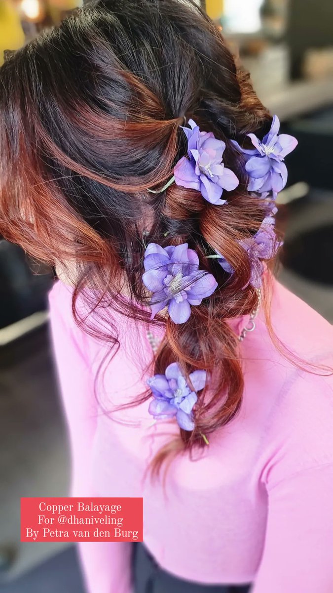 Hoe veelzijdig t kappersvak voor mij is:
Van podcasten maken &amp; werken aan mijn eigen online platform 'Typisch Haar' (komend voorjaar online!)Tot 2 a 3 dagen werken in mn salon waar ik na 27 jaar ondernemersschap nog steeds mijn creativiteit kwijt kan! De béste combinatie éver 🙏