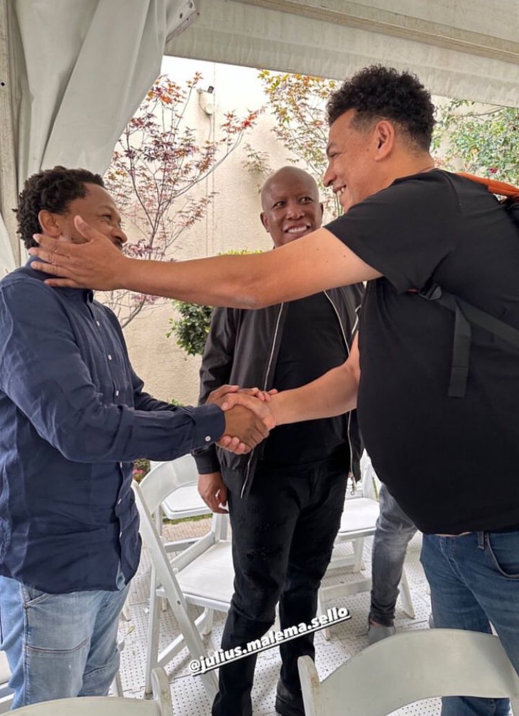 Skool_Of_Rap's tweet photo. Salute to the leadership of the EFF ❤️🙏🏿, They went to pay their last respect to AKAs family. May his Soul Rest In Peace .@Julius_S_Malema  .@MbuyiseniNdlozi

William Nicol | #AneleTembe | Bonang | The NPA | Don Toliver | Kevin Hart | Supreme | Chris Brown https://t.co/eZEcEN3dhO