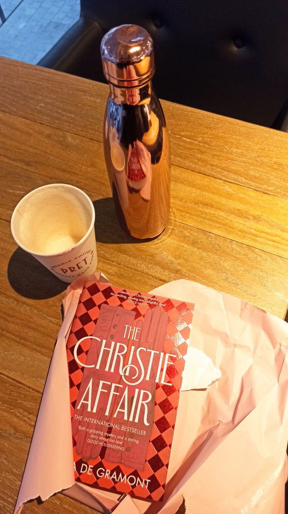 interpretaesto's tweet photo. Happy belated Valentine's to the Agatha Christie stan in me 🌹🕵‍♀️ #BlindDateWithABook https://t.co/zk0hSeZkzw