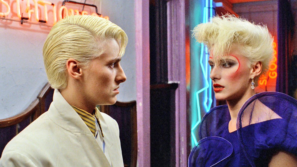 Annie Carlisle (and Annnie Carlisle) in the beautifully filmed (by Yuri Neyman) #Scifi #genrebending LIQUID SKY (1987). dir Slava Tsukerman. Highly Recommended. ❤️📽🎼
#80sCinema #bisexuality #drugs #aliens #NYC #electroclash #punk @VinegarSyndrome