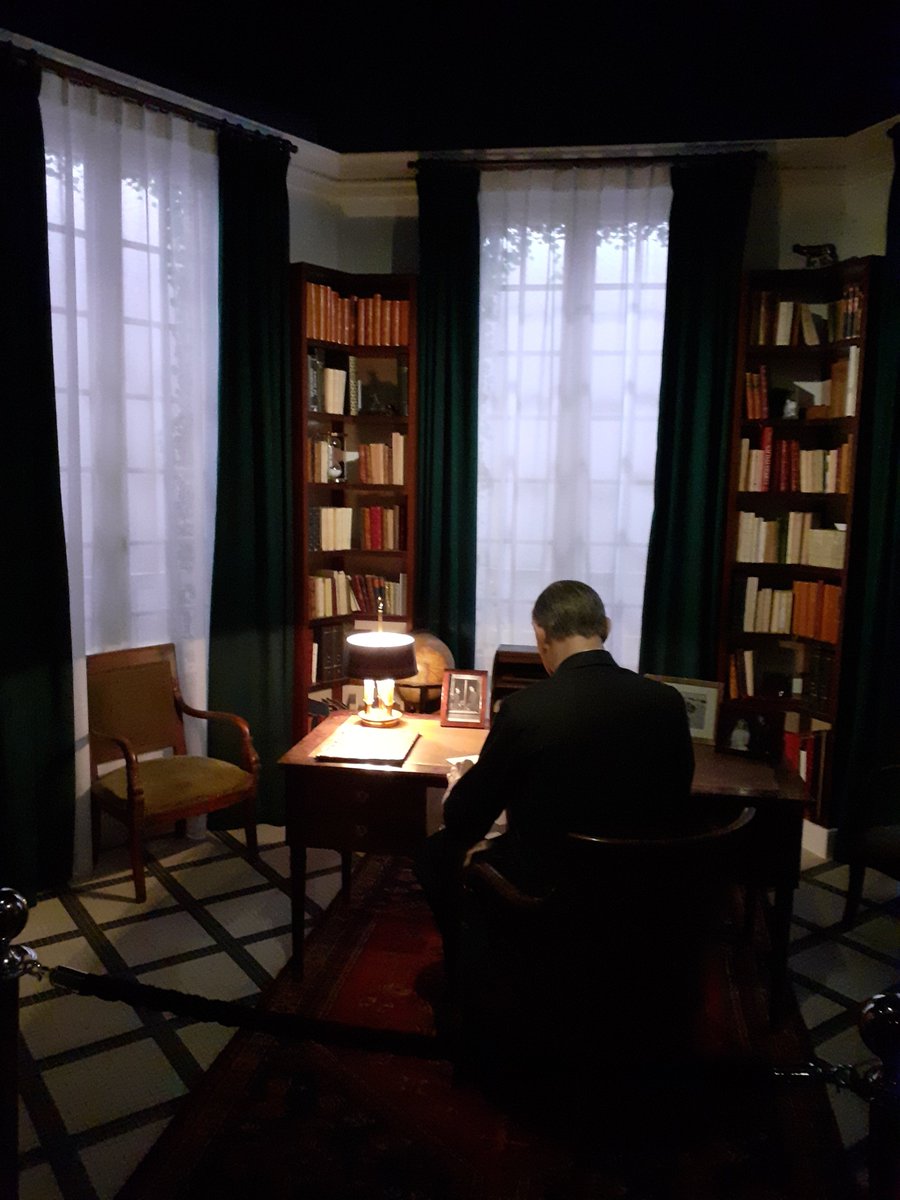 PhPrudent1's tweet photo. On insiste, comme on pouvait s'y attendre, sur les grands hommes et quelques moments-clés (le sacre d'Hugues Capet, l'épopée de Jeanne d'Arc, etc). 10/ https://t.co/n15xk3FxVr