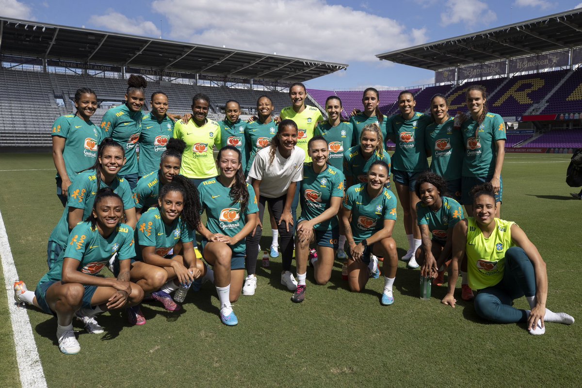 giovannawaksman's tweet photo. Que satisfação conhece a nossa rainha do futebol Marta🇧🇷. Obrigada @SelecaoFeminina pelo convite ❤️ https://t.co/BcxTY5ocsw