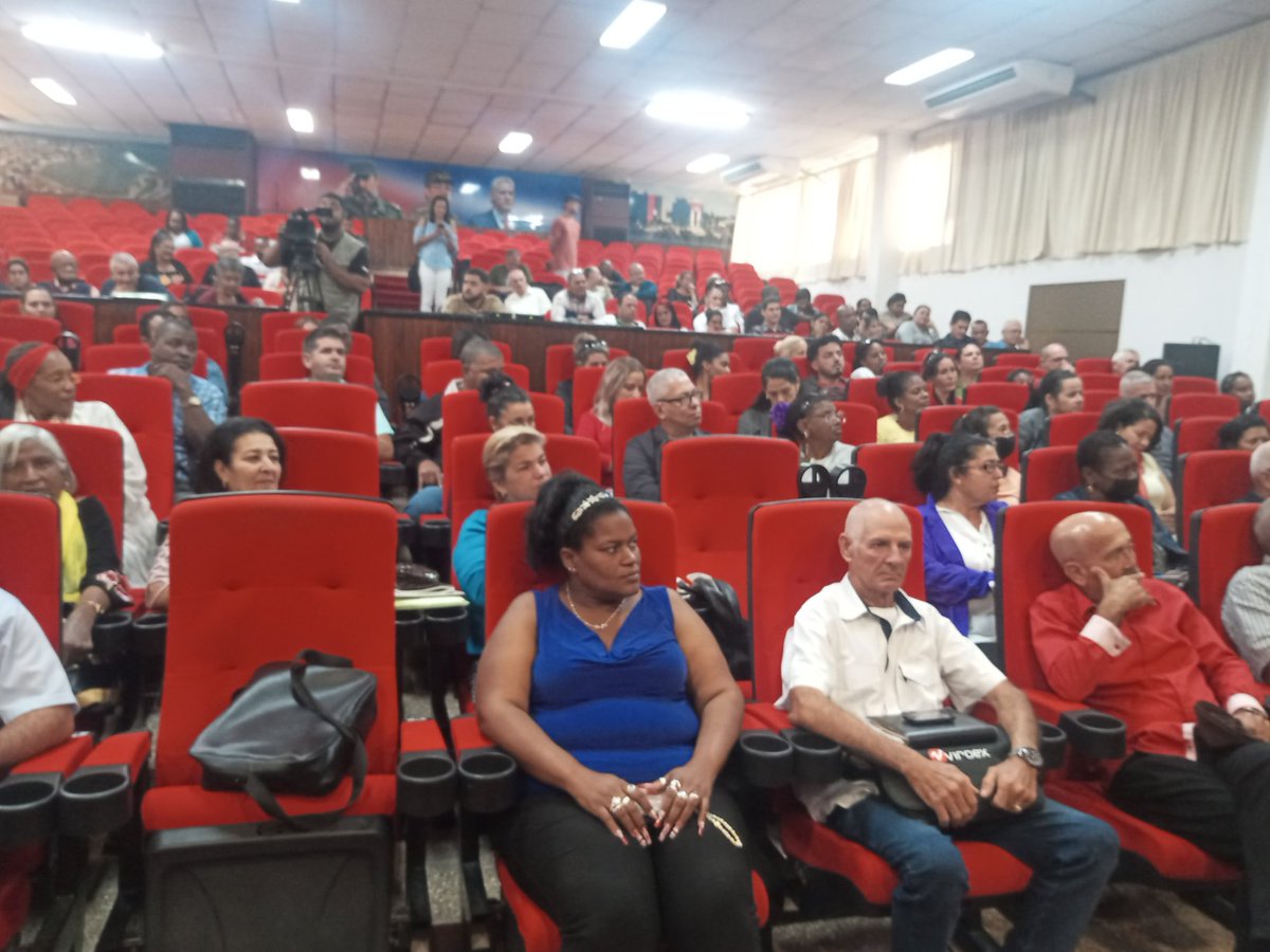 SuselyMorfaG's tweet photo. 46 Aniversario de creada nuestro sistema de escuela provincial del PCC Jose Smith Comas en #Matanzas . Los candidatos a diputados nos honramos en compartir con el claustro de profesores y estudiantes. A todos felicidades y gracias por su hermosa e importante labor #Cuba. https://t.co/npTUSJ4U4u