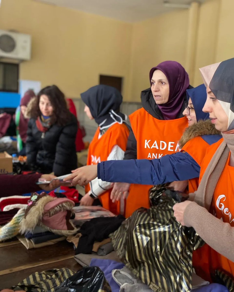 Yaralarımızı hep birlikte saracağız.

Gönüllülerimizle birlikte depremden etkilenen kardeşlerimizi karşıladık.

#gönüldaşlarsahada

<a href="/AnkaraValiligi/">T.C. Ankara Valiliği</a>
<a href="/kademorgtr/">KADEM</a>
<a href="/SalihaOkurGmr/">Saliha Okur Gümrükçüoğlu</a>
<a href="/asiyeeguness/">Asiye Güneş</a>