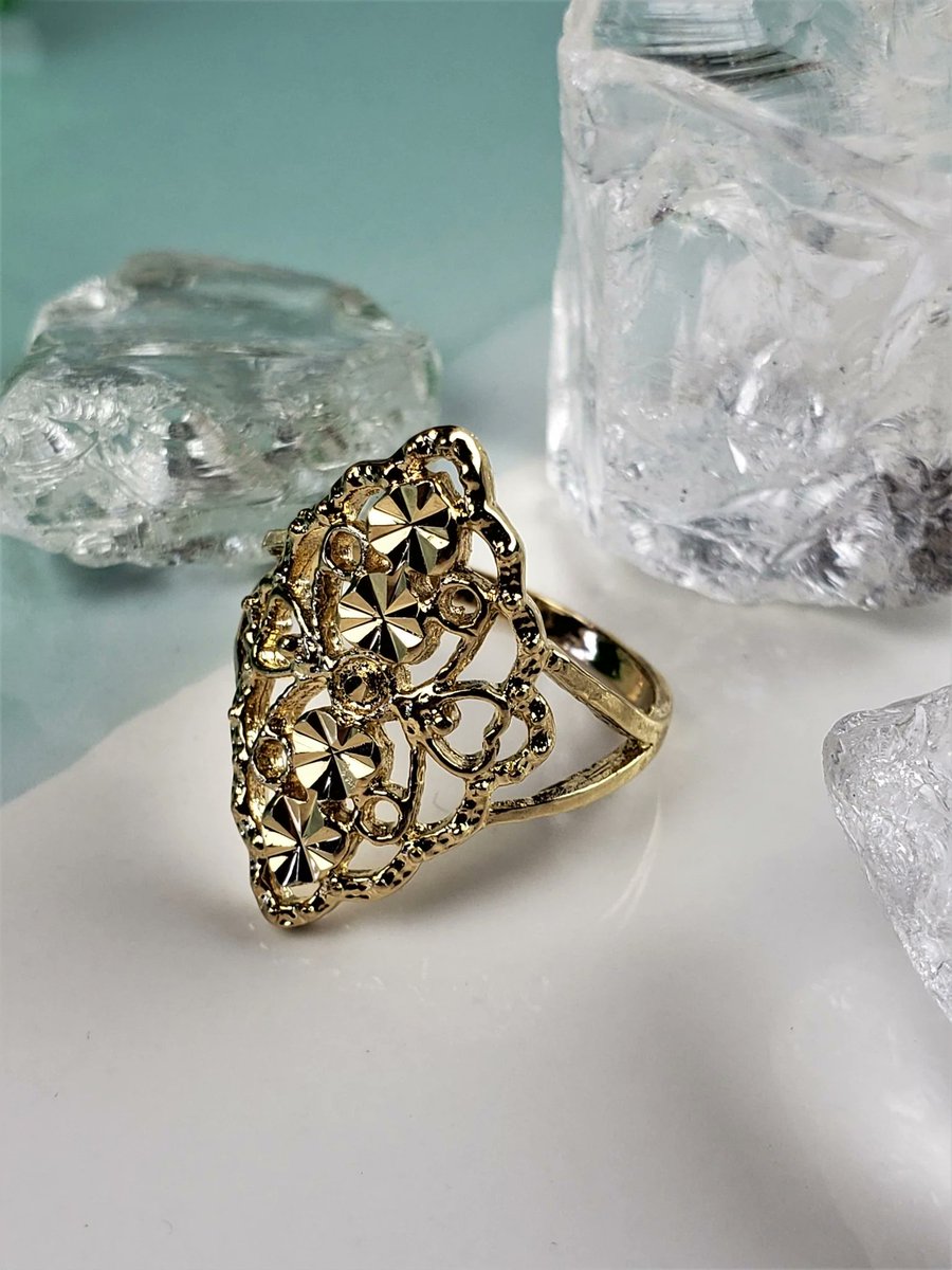 planetlegacy_gs's tweet photo. 18K #Gold #Plated #Elegant #Heart #Ring
This #gorgeous #ring has #intricately #textured #designs, it has #hearts, #flowers & #vines throughout. It has the #perfect #amount of #shimmer.
https://t.co/ST8tAwNWmq https://t.co/pQ3PyvnyOE