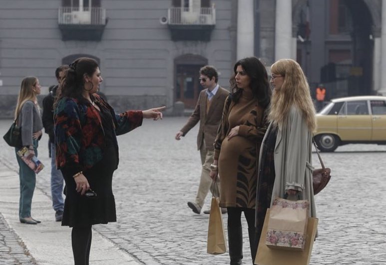 Lila incinta insieme a Lenù a Piazza del Plebiscito a Napoli  durante le riprese di storia della bambina perduta❤️‍🩹 #LAmicaGeniale