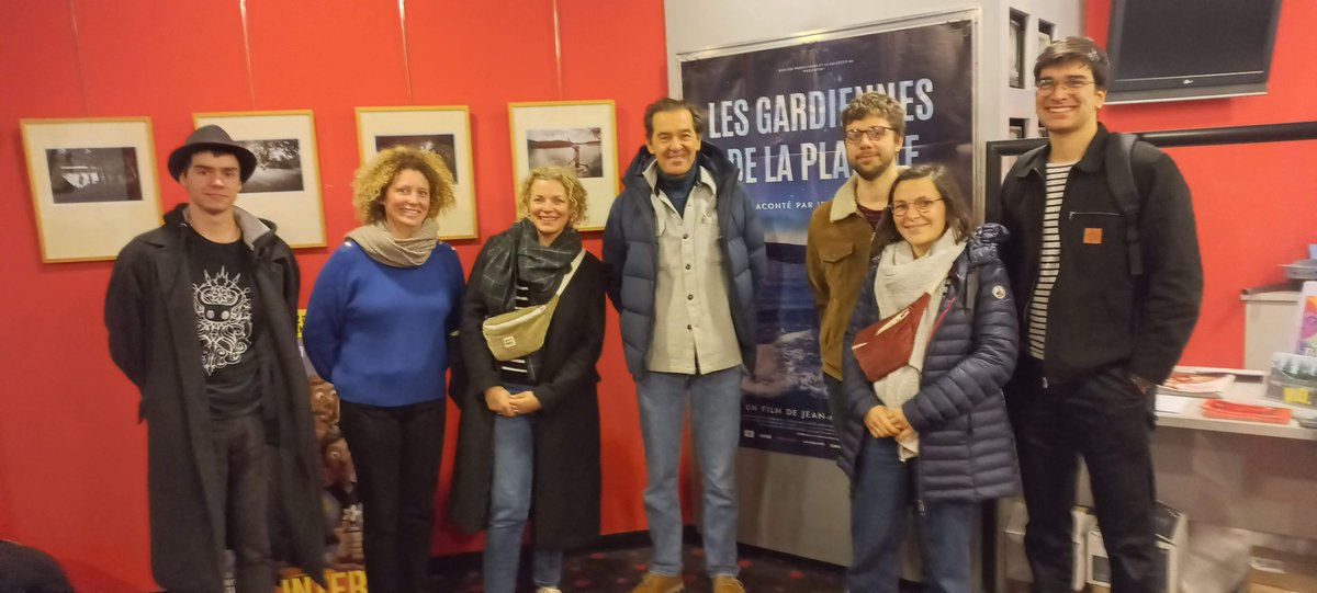 ENSTABretagne's tweet photo. Le réalisateur Jean-Albert Lievre, entouré des chercheurs, travaillant en bio-acoustique à l'ENSTA Bretagne #LabSticc.
« Les gardiennes de la planète », un film pour lequel les enseignantes-chercheures Flore Samaran et Maëlle Torterotot ont fourni des chants de baleines. https://t.co/VJupOehBE8