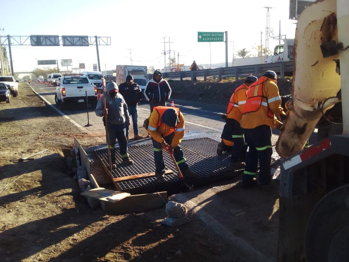 CEI_Qro's tweet photo. Contigo y tu seguridad.

Personal de Caminos de la @CEI_qro realizó la reposición de alcantarilla sobre la Carr. Estatal 100, justo en salida hacia la Carr. Fed. 57.

Por favor, conduce con precaución. Son trabajos para tu beneficio.

#CONTIGO 🙌
#SomosCEI💪 https://t.co/Mmy7qITYVF