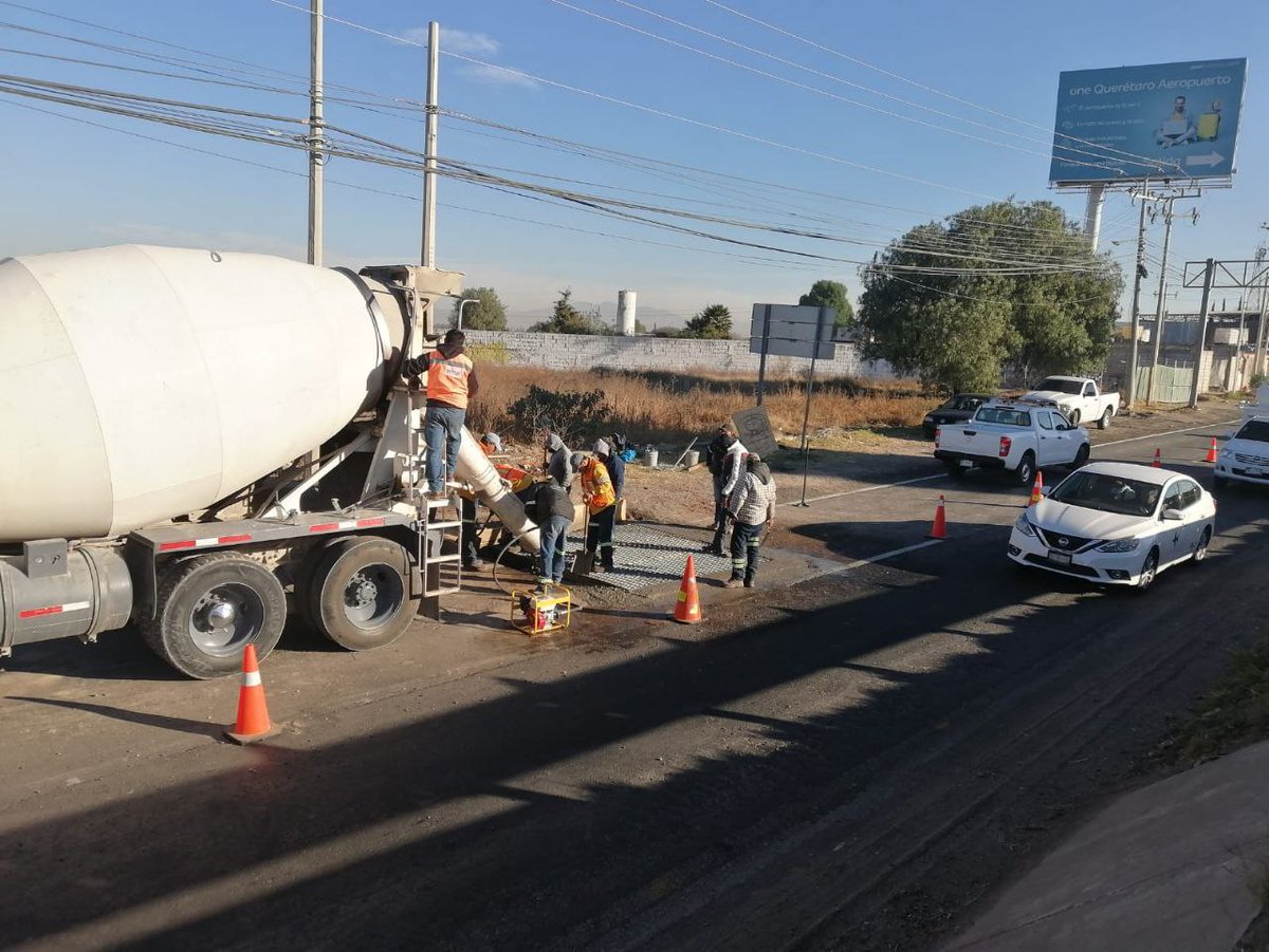 CEI_Qro's tweet photo. Contigo y tu seguridad.

Personal de Caminos de la @CEI_qro realizó la reposición de alcantarilla sobre la Carr. Estatal 100, justo en salida hacia la Carr. Fed. 57.

Por favor, conduce con precaución. Son trabajos para tu beneficio.

#CONTIGO 🙌
#SomosCEI💪 https://t.co/Mmy7qITYVF