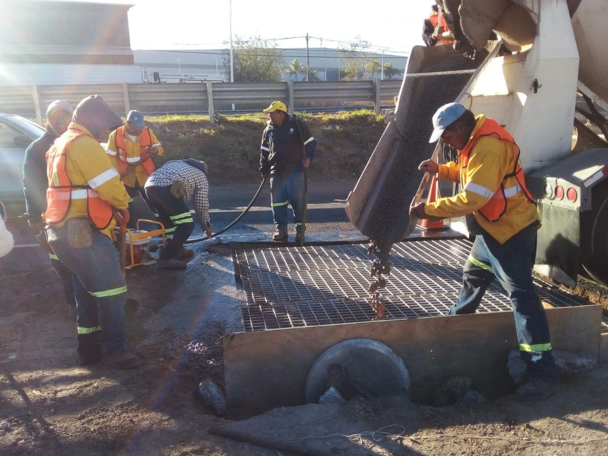 CEI_Qro's tweet photo. Contigo y tu seguridad.

Personal de Caminos de la @CEI_qro realizó la reposición de alcantarilla sobre la Carr. Estatal 100, justo en salida hacia la Carr. Fed. 57.

Por favor, conduce con precaución. Son trabajos para tu beneficio.

#CONTIGO 🙌
#SomosCEI💪 https://t.co/Mmy7qITYVF
