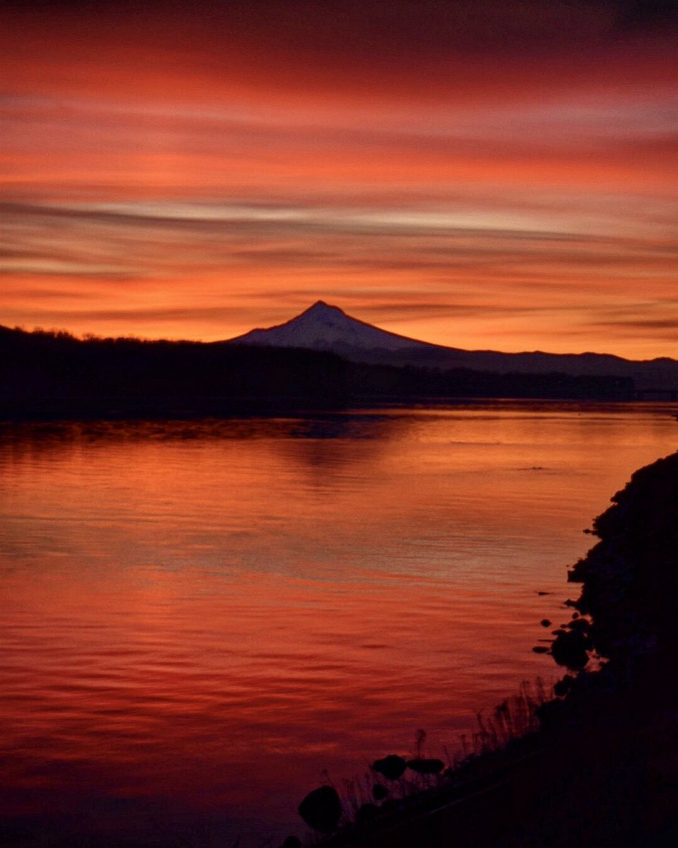 MikeKATU's tweet image. WHOA!!!  did you see that sunrise?  An absolute stunner this morning with some beautiful deep red colors.  The volcano surrounded by sky fire, reflecting off the Columbia River.  Wow! Have a beautiful day &amp;amp; stay safe out there #LiveOnK2 #omht #StormHour #Portland #sunrise