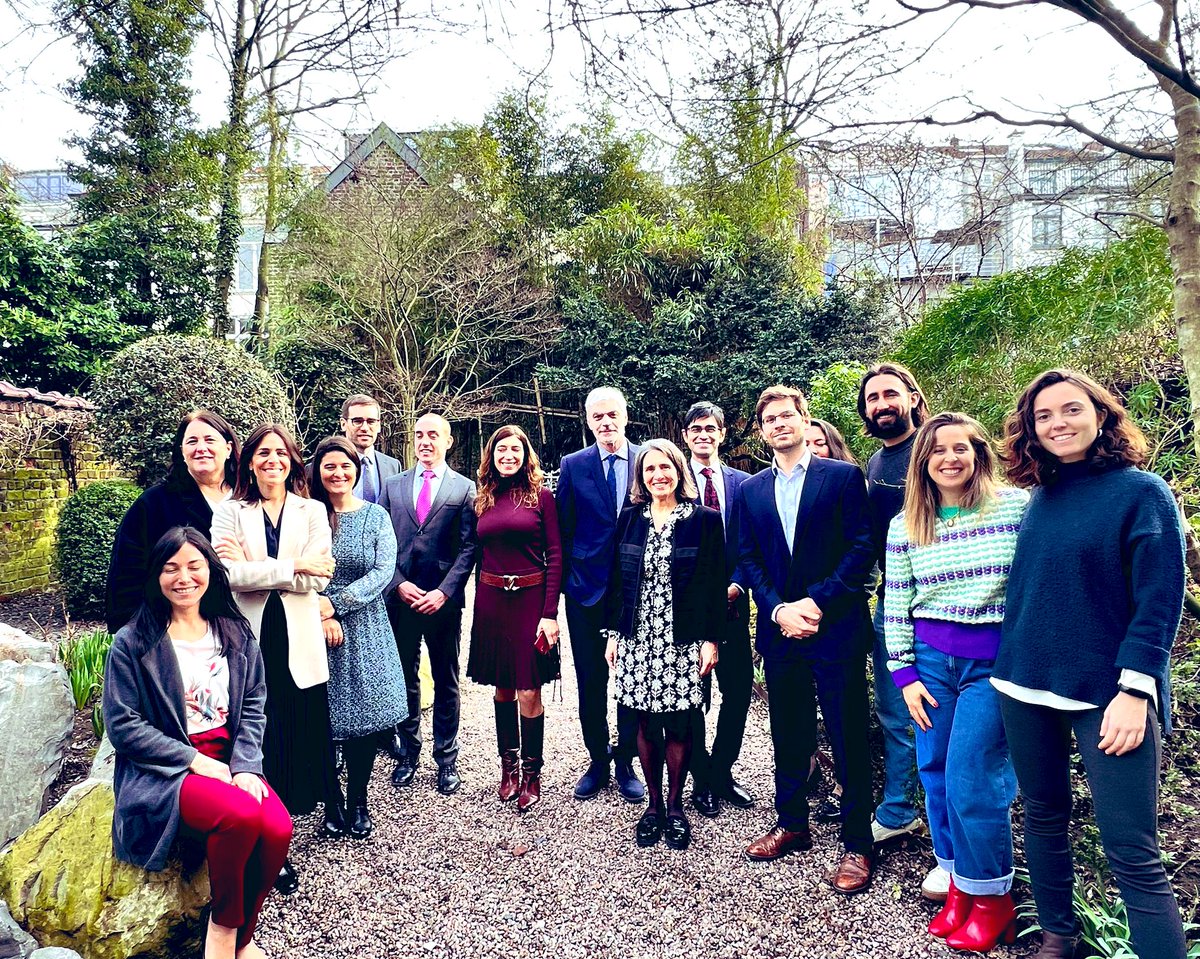 Aprovechando estos días de temperaturas más suaves en este invierno de Bruselas, una foto en exteriores de este increíble equipo de trabajo. Vamos Argentina 🇦🇷