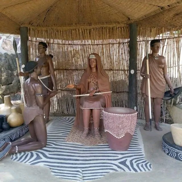 Igongo cultural center is an historical place inhabited by the banyarakitara of western #uganda.#culturalcenter acts as a museum and is locally known as eriijukiro meaning many things about ankole culture norms #dressing and more of their long horned cattle.