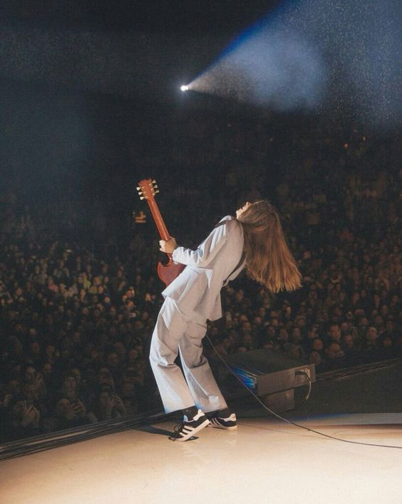 Happy birthday danielle haim, thank you for being so talented 