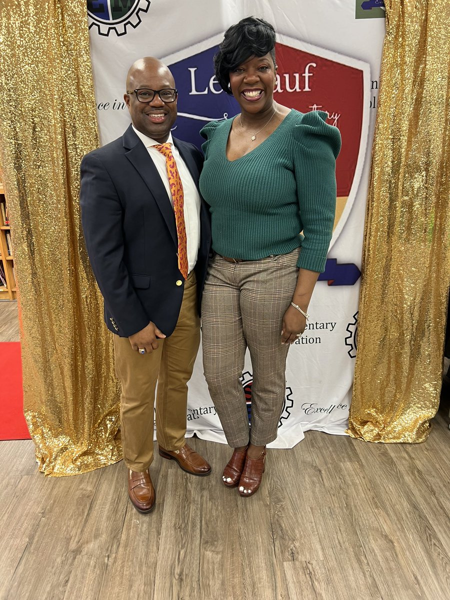 DrSetItOff's tweet photo. This morning I was interviewed by the students a @leinkauf_elementary on Black History. The young people were outstanding. #drsetitoff👔 @MobilePublicSch @ThreadgillMCPSS @LeinkaufE https://t.co/n11eSAtRfn
