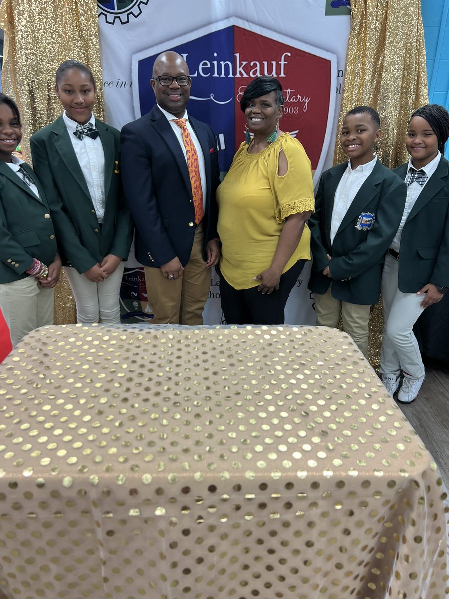 DrSetItOff's tweet photo. This morning I was interviewed by the students a @leinkauf_elementary on Black History. The young people were outstanding. #drsetitoff👔 @MobilePublicSch @ThreadgillMCPSS @LeinkaufE https://t.co/n11eSAtRfn