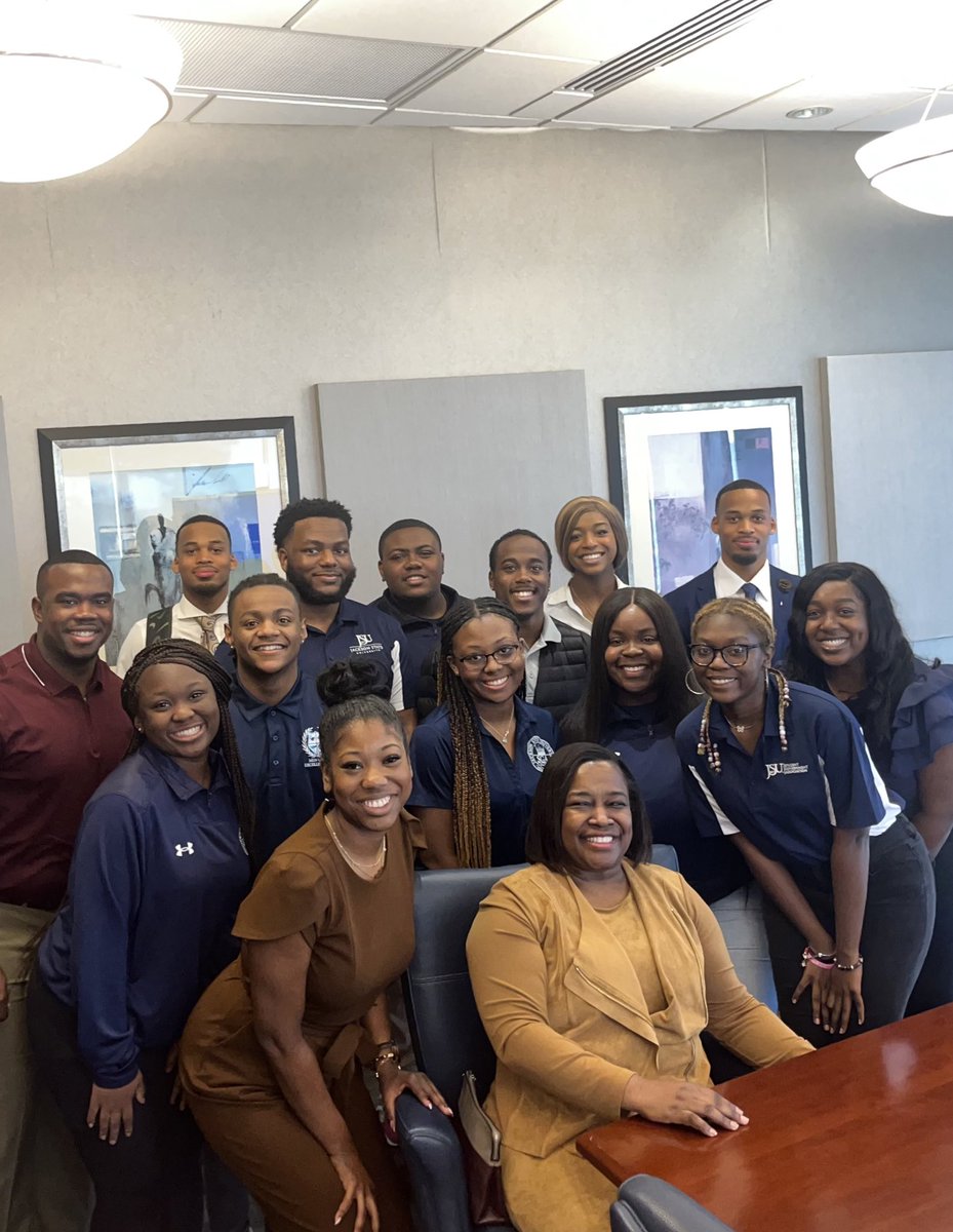 JSUSGA's tweet image. Earlier this week, members of the 77th Administration sat down with Provost Mosley to discuss creative ways to connect students with professional opportunities. Thank you @jsuacademics for having us!