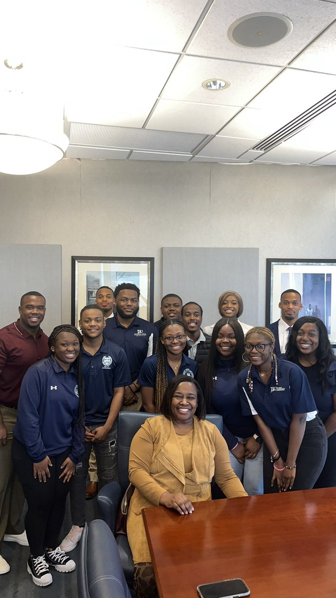 JSUSGA's tweet image. Earlier this week, members of the 77th Administration sat down with Provost Mosley to discuss creative ways to connect students with professional opportunities. Thank you @jsuacademics for having us!