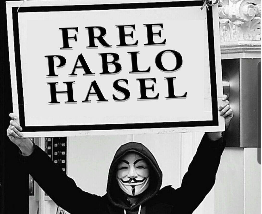 Avui especialment volem tenir un record per el raper @PabloHasel. Es compleix un any de la seva detenció a la Universitat de Lleida, per això i més alt que mai avui i sempre diem #FreePabloHasel.

#FreePabloHasél | #PeriodismoQueDaLaCara | #FemXarxa.