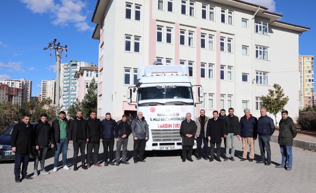 Murat69_Demir's tweet photo. YALNIZ DEĞİLSİNİZ.
Meslek Liselerimiz, Halk Eğitim Merkezlerimiz, Olgunlaşma Enstitümüz depremzede kardeşlerimiz için seferber oldular. Bugün, soba, battaniye, eşofman takımı, panço, uyku tulumu vb. ürünleri taşıyan 9. yardım tırımızı Hatay Kırıkhan'a gönderdik. 
@prof_mahmutozer https://t.co/8BpP20FX0K