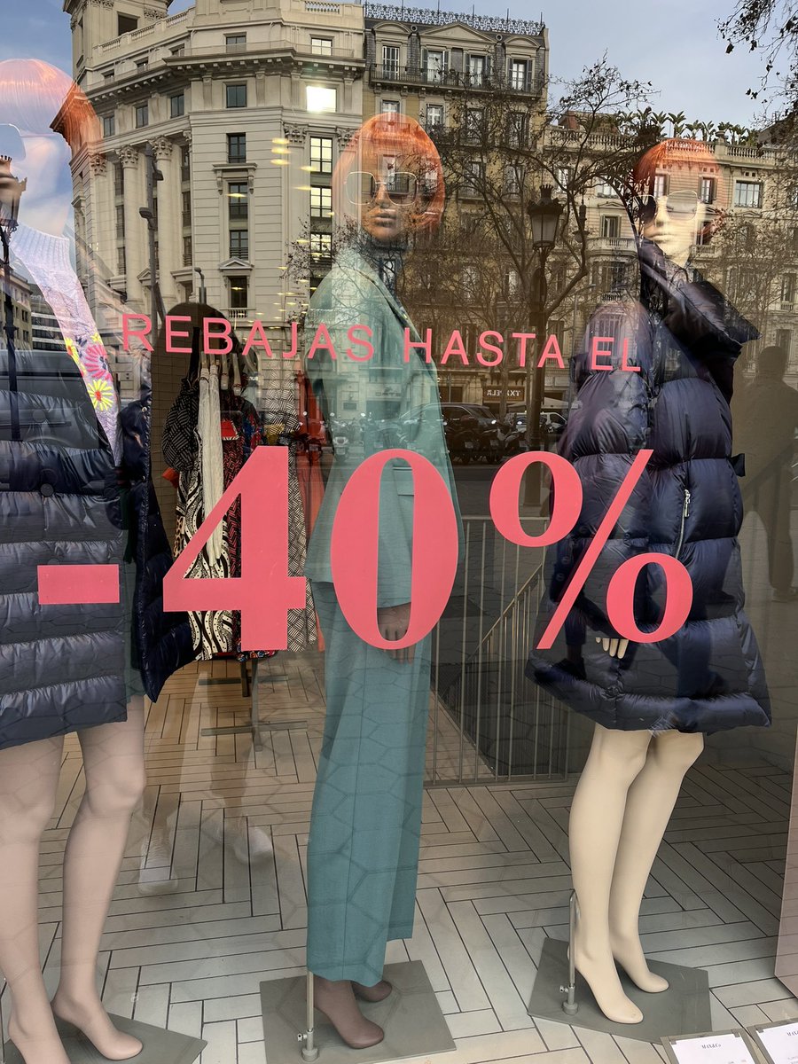 LooneyMath's tweet image. I spy mathematics everywhere in #barcelona - the geometry, the architecture, the sidewalks, etc. Math is beautiful! #looneymath #ilovemath #iteachmath