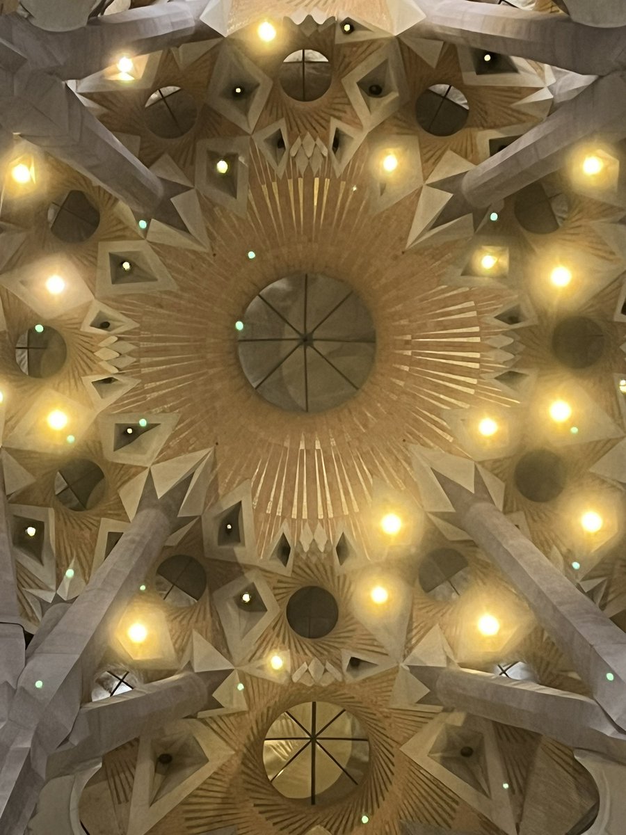 LooneyMath's tweet image. I spy mathematics everywhere in #barcelona - the geometry, the architecture, the sidewalks, etc. Math is beautiful! #looneymath #ilovemath #iteachmath