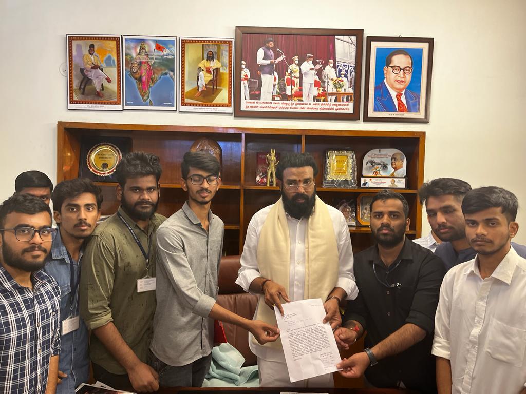 prafulreddyjayi's tweet photo. ದಿನಾಂಕ 16-2-2023 ರಂದು ಸಚಿವರಾದ ಸನ್ಮಾನ್ಯ @sriramulubjp ಅವರನ್ನು ಭೇಟಿ  ಮಾಡಿ ಕಿರಿಯ ಪಶುವೈದ್ಯರ ಇಂಟರ್ನ್ಶಿಪ್ ಮಾಸಿಕ ವೇತನವನ್ನು ಹೆಚ್ಚಿಸುವಂತೆ  ವಿನಂತಿ ಮಾಡಲಾಯಿತು. ಮೇಲ್ಕಂಡ ಮನವಿಯನ್ನು ಅರಿತು ಸಕಾರಾತ್ಮಕವಾಗಿ ಸ್ಪಂದಿಸುತ್ತೇನೆ ಎಂದು ತಿಳಿಸಿದರು @BSBommai @PrabhuChavanBJP @SalmaFahimIAS @AHVS_Karnataka https://t.co/E2h8T9CE2o