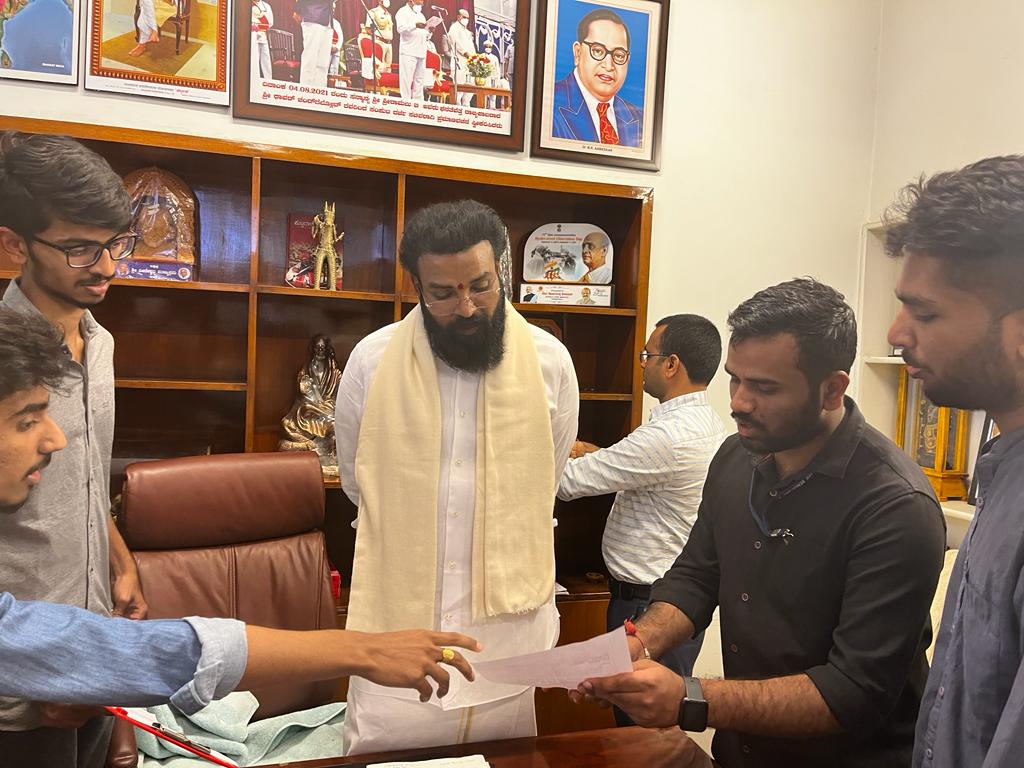 prafulreddyjayi's tweet photo. ದಿನಾಂಕ 16-2-2023 ರಂದು ಸಚಿವರಾದ ಸನ್ಮಾನ್ಯ @sriramulubjp ಅವರನ್ನು ಭೇಟಿ  ಮಾಡಿ ಕಿರಿಯ ಪಶುವೈದ್ಯರ ಇಂಟರ್ನ್ಶಿಪ್ ಮಾಸಿಕ ವೇತನವನ್ನು ಹೆಚ್ಚಿಸುವಂತೆ  ವಿನಂತಿ ಮಾಡಲಾಯಿತು. ಮೇಲ್ಕಂಡ ಮನವಿಯನ್ನು ಅರಿತು ಸಕಾರಾತ್ಮಕವಾಗಿ ಸ್ಪಂದಿಸುತ್ತೇನೆ ಎಂದು ತಿಳಿಸಿದರು @BSBommai @PrabhuChavanBJP @SalmaFahimIAS @AHVS_Karnataka https://t.co/E2h8T9CE2o