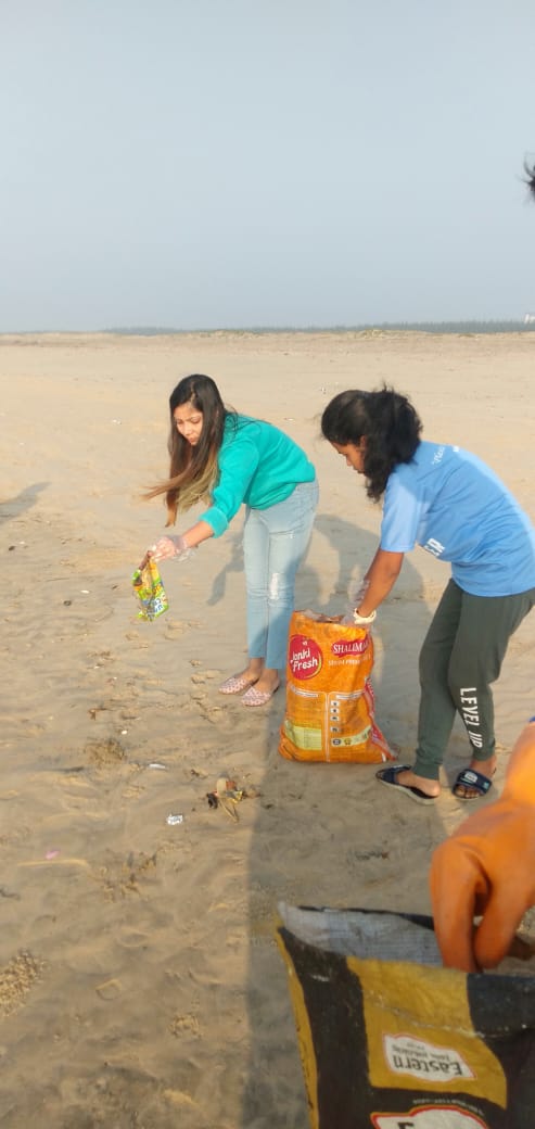 SATTVIC_SOUL's tweet photo. (1/2) Drive no.345

Sattvic Soul plogged the Sea Beach, paradeep &amp; collected 60kg and 20+ wine bottles. The volunteers also had an interactive session with the teachers of the nearby schools about climate change and how we should shape up our younger generations to be aware. https://t.co/Jou9qMgM4u