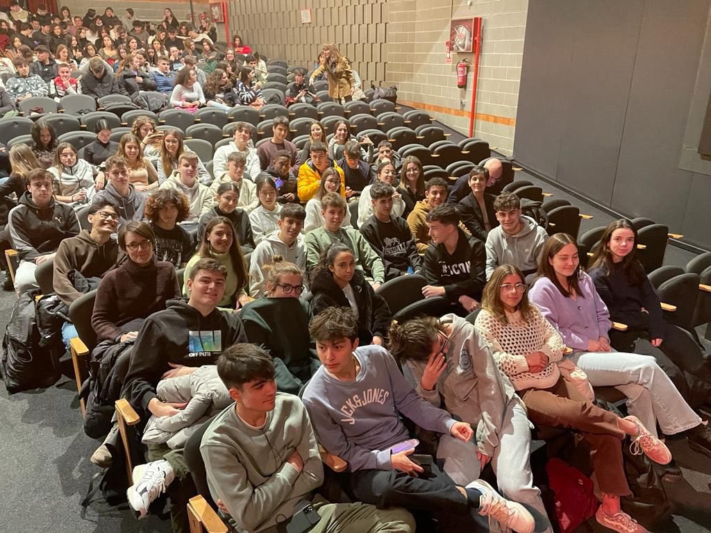 Ins4Cantons's tweet photo. Avui l’alumnat de #2Batx ha anat al @teatrepoliorama a veure A.K.A. (Also Known As) en anglès #identitat #noalracisme #adolescència #english https://t.co/YAuMtZPfEq