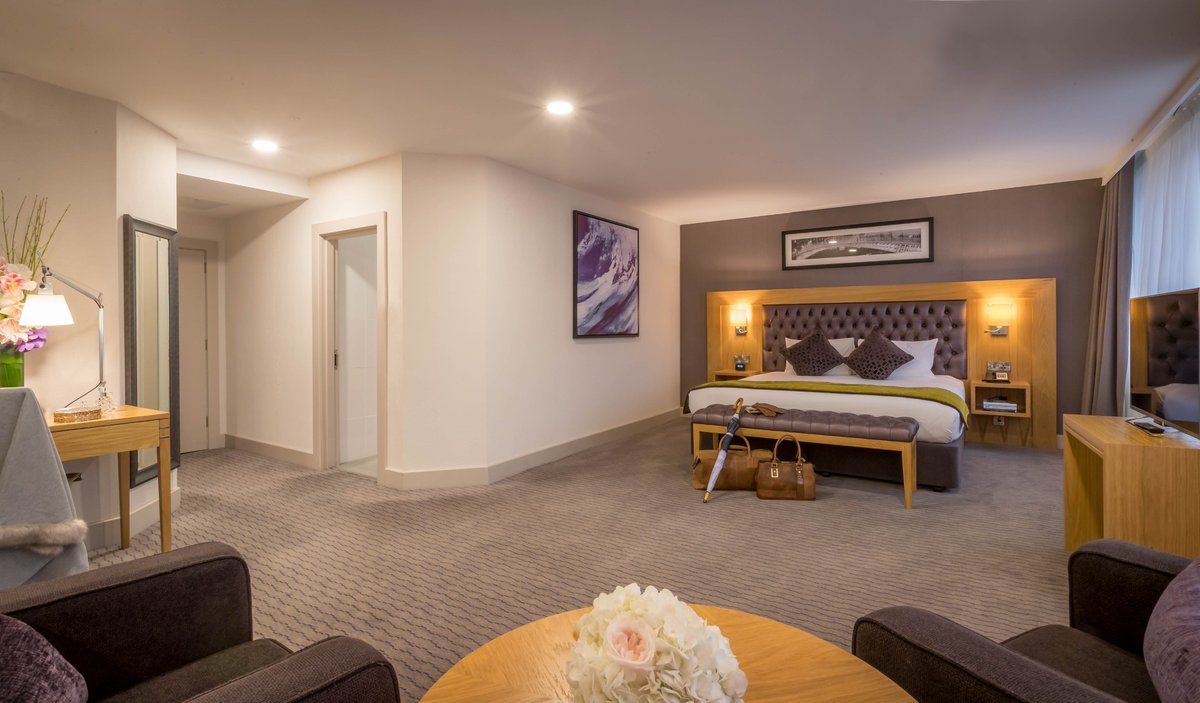 Take a tour of our guest bedrooms fully equipped with everything your delegates need for a memorable stay in Dublin City. From our comfortable Deluxe and Twin rooms to our impressive Junior and Presidential suites, guaranteed to impress your VIPs.

#destinationdublin