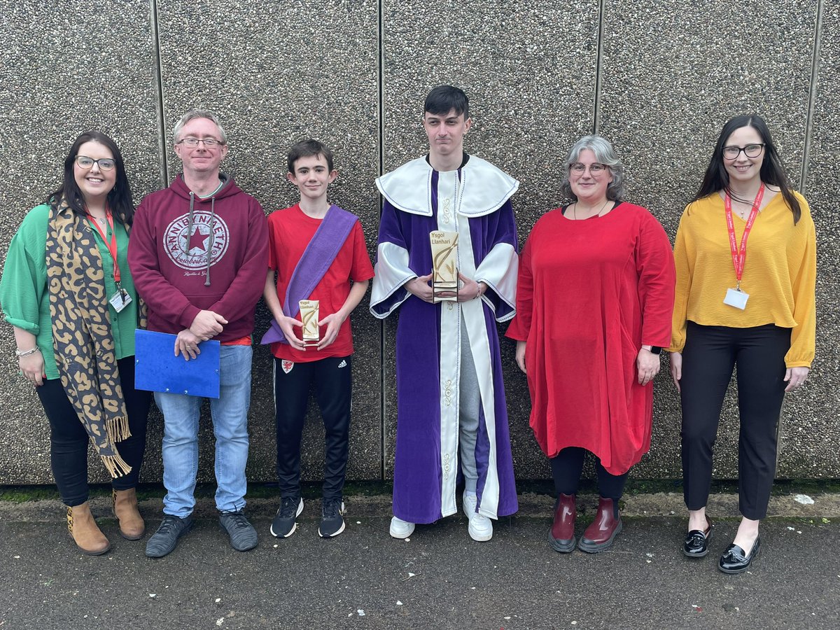 CymraegLlanhari's tweet photo. Llongyfarchiadau fîl i’n prif lenorion! 

Geraint yn cipio Cadair CA3 â stori fer ar y testun Rebel a Thomas o Fl.12 yn cipio’r Brif Gadair â’i bortread o’i famgu. 
Mrs Phillips wedi’i phlesio’n fawr â’r tasgau ac wedi mwynhau darllen llond sach o waith gan ddisgyblion o Fl7-13. https://t.co/2p7Gl53J9i