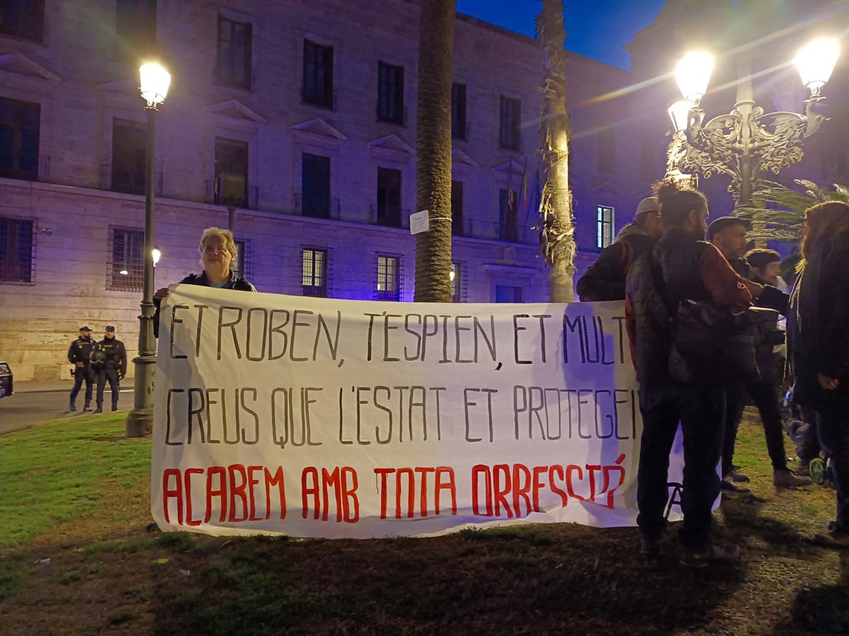 El nostre coordinador, Bernabé Aldeguer i el nostre candidat a l'Ajuntament, @paudiazboils, al costat de companyes del col·lectiu de Benimaclet, acudeixen a la concentració en suport als col·lectius @cuidembeni, @EntreBarris i @CSOA_Horta.