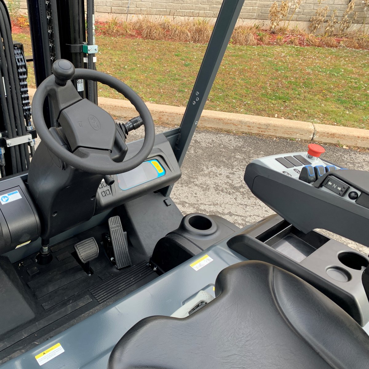 Les conducteurs de chariots élévateurs confortables sont des conducteurs de chariots élévateurs heureux! Avec des sièges ergonomiques et des commandes intuitives, les chariots élévateurs #BYD sont conçus avec le confort de l'opérateur à l'esprit.
#ChariotsGCS #forklift #forklifts