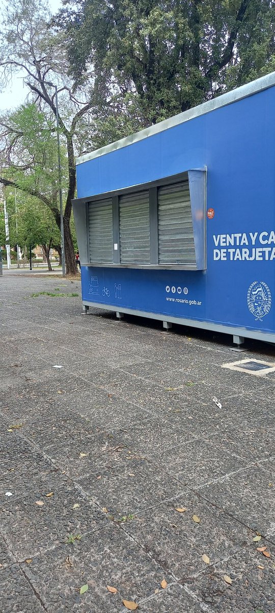 juanberto2010's tweet photo. @RosarioResponde @MuniRosario @pablojavkin 
Nueva cabina de recarga. Había una sola ventanilla atendiendo. 12:50 "se quedó sin saldo" y cerró. https://t.co/OoCJId9qtJ