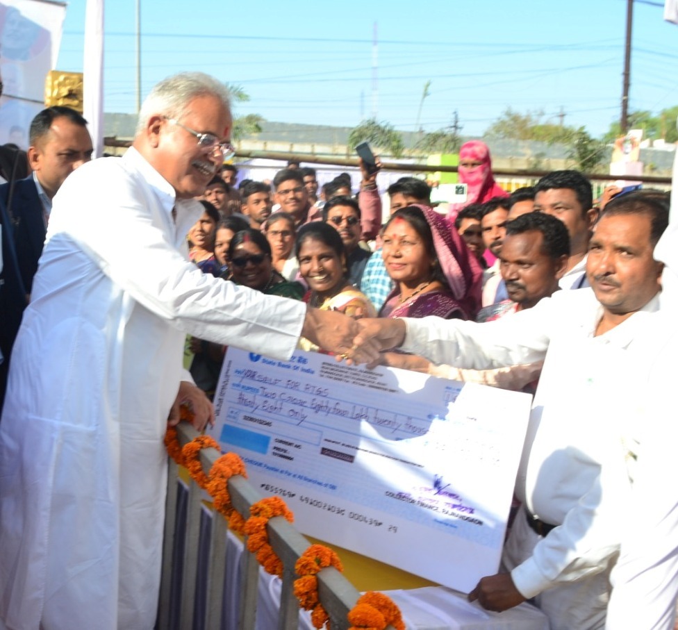 ChhattisgarhCMO's tweet photo. चिटफंड निवेशकों को मिल रहा न्याय 

मुख्यमंत्री श्री @bhupeshbaghel ने @RajnandgaonDist में  चिटफण्ड कंपनी सहारा इंडिया के 4309 निवेशकों को निवेश राशि लौटाते हुए ₹2.84 करोड़ से अधिक राशि का चेक प्रदान किया।

#CGModel #NYAYKe4Saal #NYAY #Chhattisgarh https://t.co/RS1pptPSNE