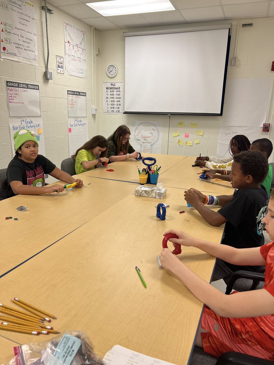 rjlucas28's tweet image. 5th grade #VCSscientists @sdedragons remediating magnets and magnetic force 🧲  in small groups.  💯 percent mastery! @VCSElementary