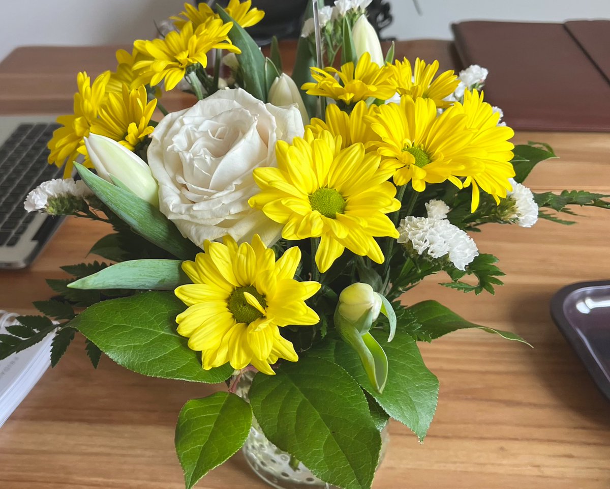 WhhatDuYuMean's tweet photo. doing us- europe distance w your fiancé is hard but flowers make it easier 💛 https://t.co/rSMcgWhUvZ