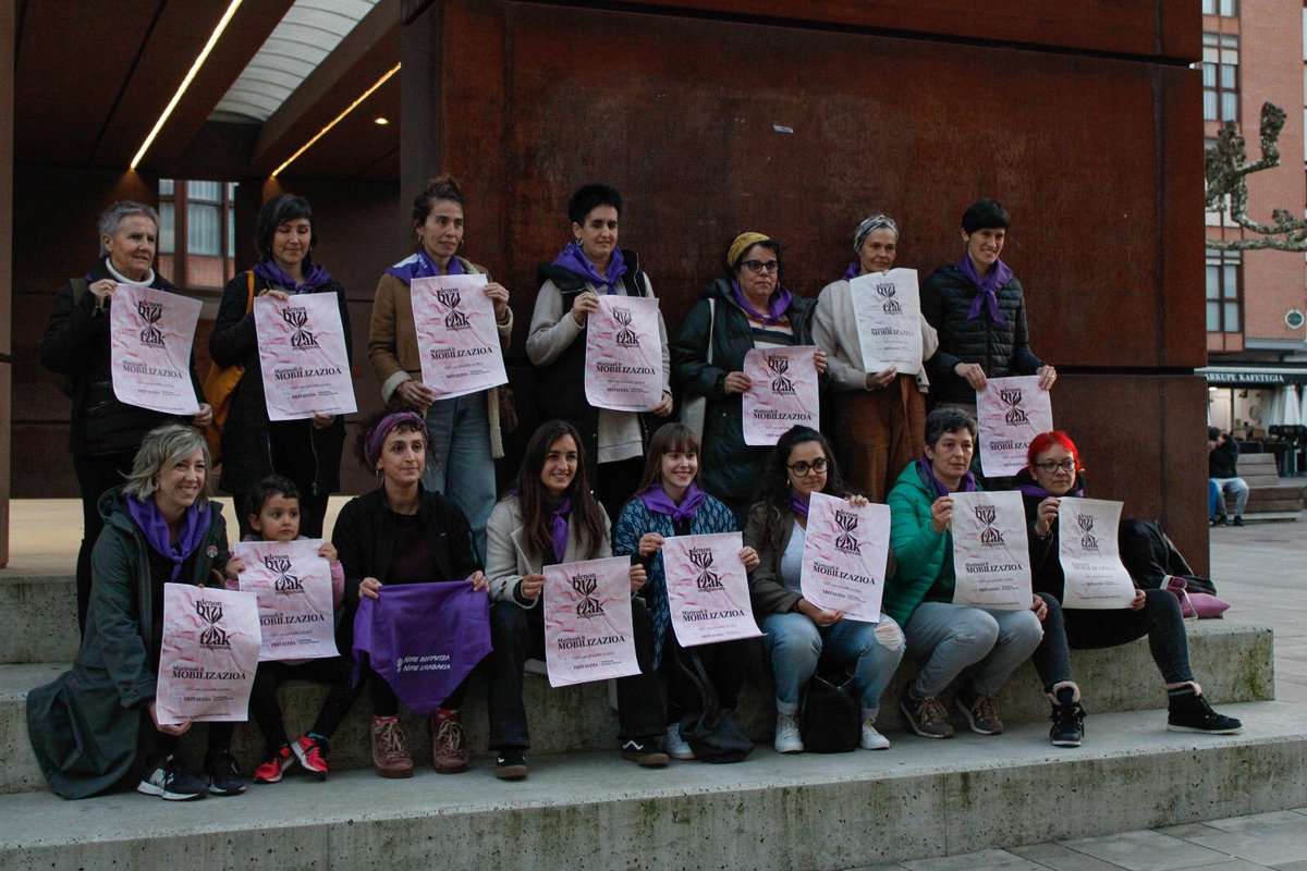 Goierriko Koordinadora Feministako kideok borrokarako prest gaude!

Atzo agerraldia egin genuen Beasaingo Erauskin Plazan, denon bizitzak erdigunean jarriko dituen zaintza sistema aldarrikatuz eta martxoaren 8ko mobilizaziora dei eginez 🔥

#denonbizitzakerdigunean