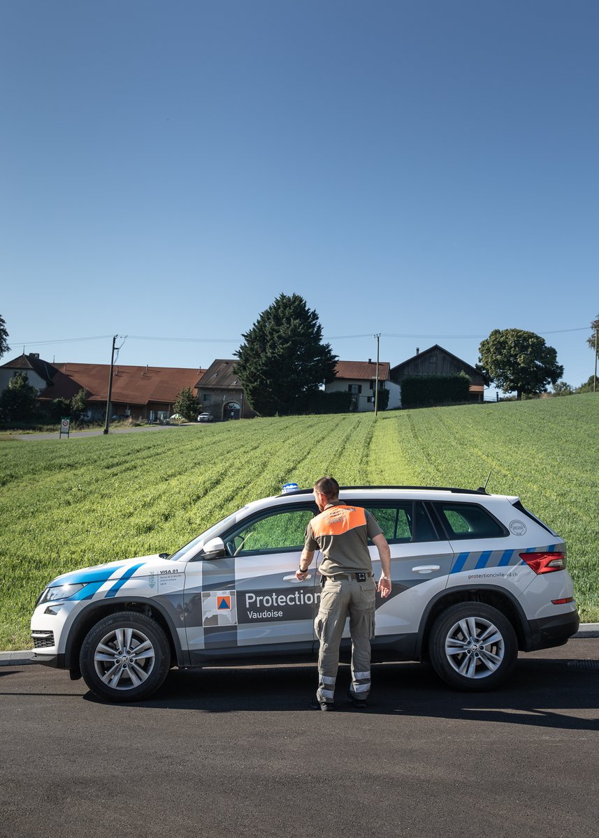 PCiVD's tweet photo. 🚐 Connaissez-vous le véhicule de piquet de la #Protectioncivilevaudoise? Une permanence 24h/24h et 365 jours par an est assurée afin de répondre aux demandes à tout moment, en cas de survenance d'un événement nécessitant l'appui de la PCiVD.
📷 Julie Masson https://t.co/VQ4qmwOfB4