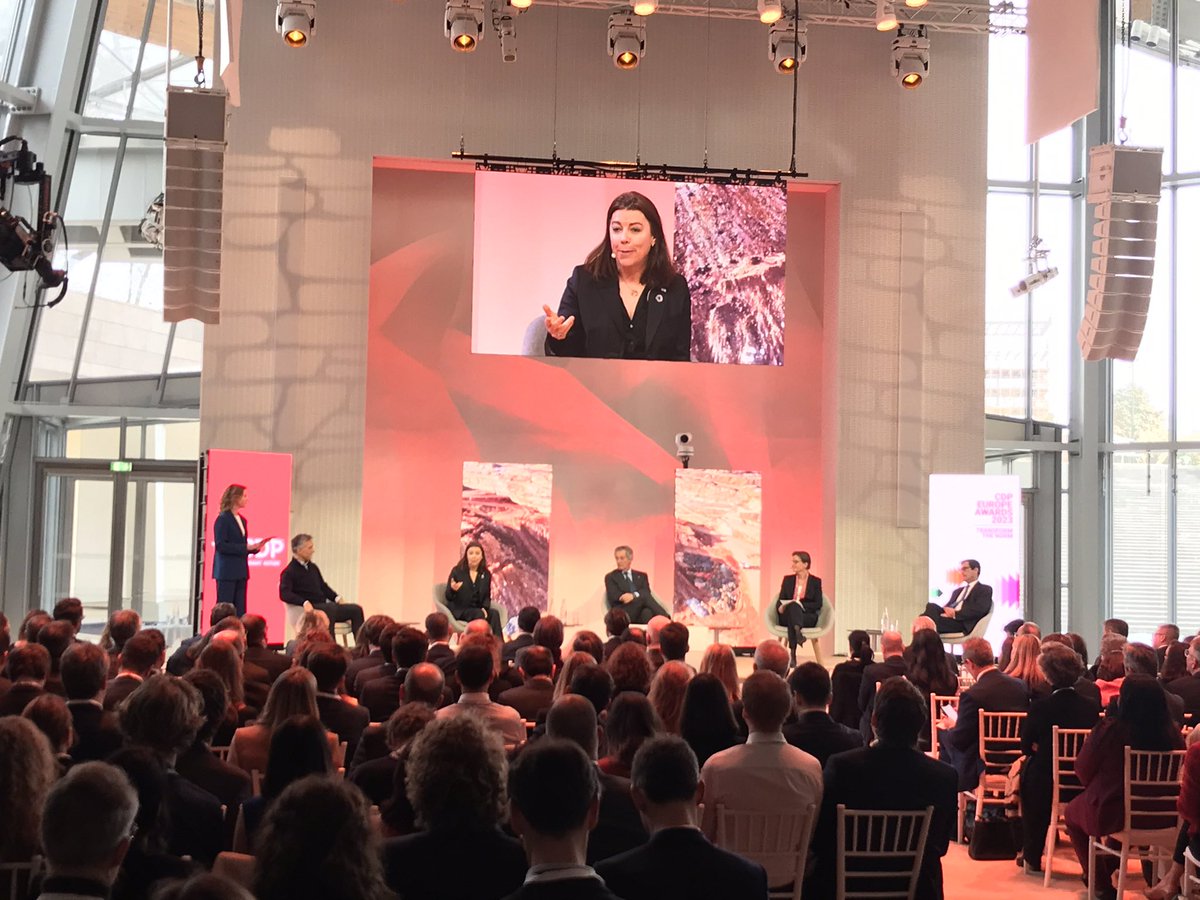 DavidMLammers's tweet photo. „Holcim‘s exec bonus, incl. the CEO‘s, is now tied to the achievement of sustainability goals“ - @AndersonMagali_ , CSO of @Holcim , at #CDPEuropeAwards #TransformTheNorm https://t.co/fR4CdNDrxz