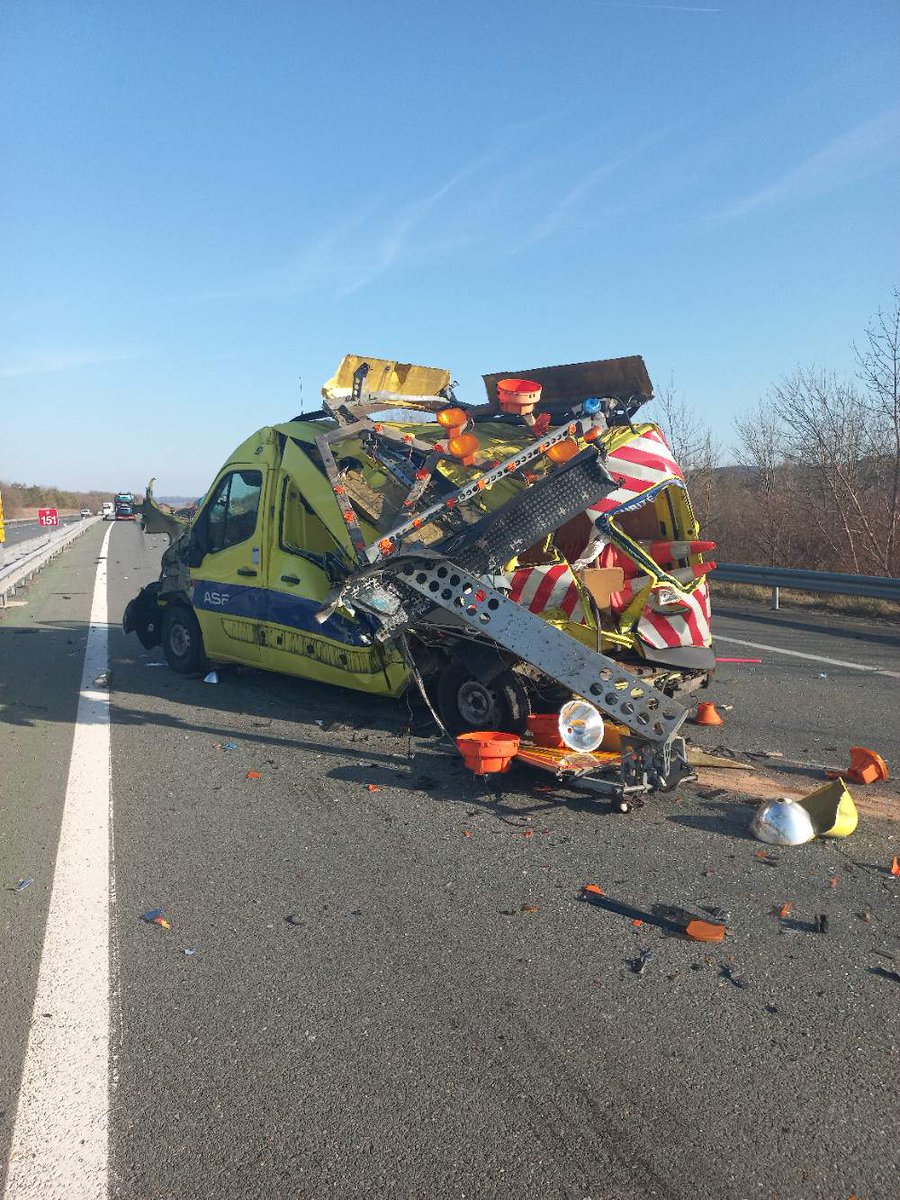 La photo est choquante, c’était tout à l’heure sur l’<a href="/A89Trafic/">Autoroute A89</a>. Il s’agit déjà du 9e heurt de fourgon sur le réseau #VINCIAutoroutes. 
Heureusement, le patrouilleur n’était pas dans son véhicule et l’accident ne compte pas de blessé grave.

🚨Respectez le #CorridorDeSécurité !