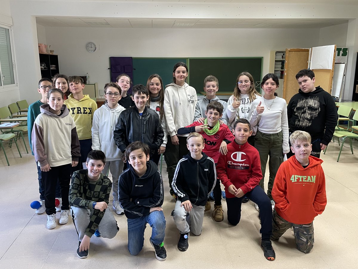 RadioCalvia's tweet photo. #AulaRadio 🎙👦👧  CEIP Puig de Sa Morisca  6è EP - La Tecnologia

Parlem de tecnologia, dels seus avantatges i inconvenients, d'ús i d'abús, amb els nins i nines de 6è de Primària del @CeipPuigMorisca al darrer Aula Ràdio.

🎧👉https://t.co/fdXQdchJOY

#SintonitzaCalvià📻 https://t.co/KGCottvG2m