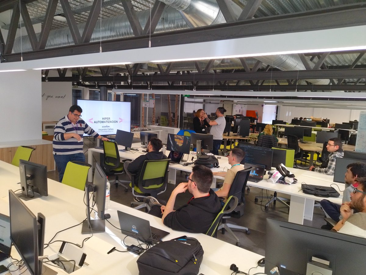 masteriabd's tweet photo. Alejandro Cañete Manzano nos ha dado una charla sobre #automatización 🤖🤖🤖 y nos ha contado ejemplos de casos reales en la industria 🖥️🖱️
@luisjoseprofe @profeonfire @AccentureSpain @fpmalagatech @FPAndaluza 
#BigData #InteligenciaArtificial #FormacionProfesional https://t.co/6DF5bSLWs1
