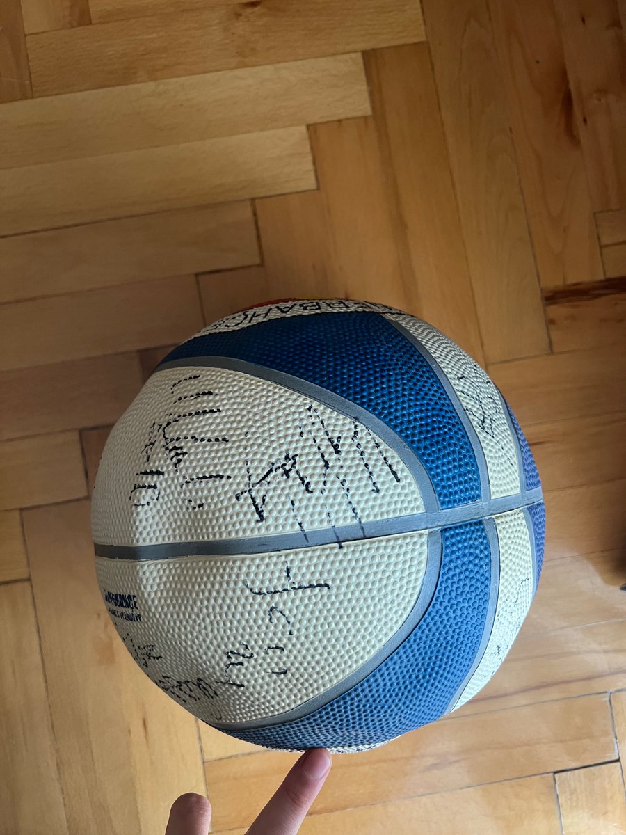 karakoc_dilara's tweet photo. Deprem felaketine destek olmak amacıyla Euroleague şampiyonu  @FBBasketbol un 2018-2019 kadrosundan imzalı topumu açık arttırmayla satıyorum. @ahbap ‘a bağışın dekontu karşılığında satış gerçekleşmiş olacak.

BAŞLANGIÇ 4.500 TL’dir

19.02.23 SAAT 20.00’A KADAR DEVAM EDECEKTİR. https://t.co/29GzZCOL5y