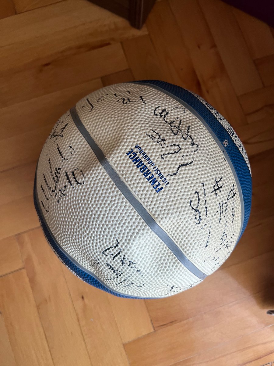 karakoc_dilara's tweet photo. Deprem felaketine destek olmak amacıyla Euroleague şampiyonu  @FBBasketbol un 2018-2019 kadrosundan imzalı topumu açık arttırmayla satıyorum. @ahbap ‘a bağışın dekontu karşılığında satış gerçekleşmiş olacak.

BAŞLANGIÇ 4.500 TL’dir

19.02.23 SAAT 20.00’A KADAR DEVAM EDECEKTİR. https://t.co/29GzZCOL5y
