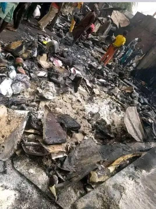 AfricaSecondes's tweet photo. 🚨 #Niger : la situation s'aggrave 🚨 Dieu ait pitié 😭
Bilan officiel de l'attaque terroriste au Niger :
- 67 soldats tombés
- 26 soldats portés disparus
- 16 soldats blessés
#Afrique #actualités #45second #Nigérien #attaque #terrorisme #antiFrance https://t.co/Ey5lhBEpvP
